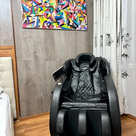 Apartment Gallery & Art Center *