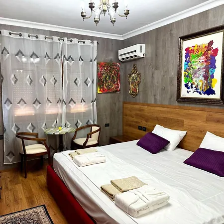 Apartment Gallery & Art Center *