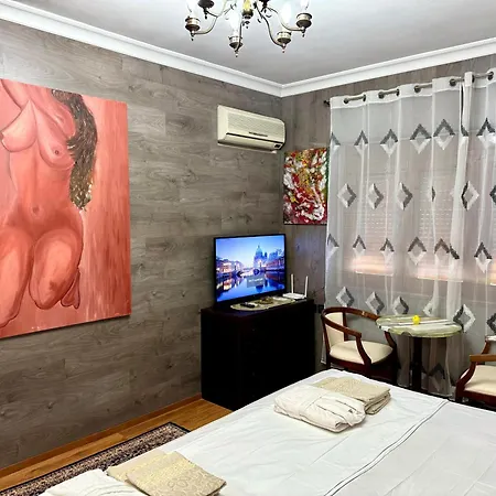 Apartment Gallery & Art Center *