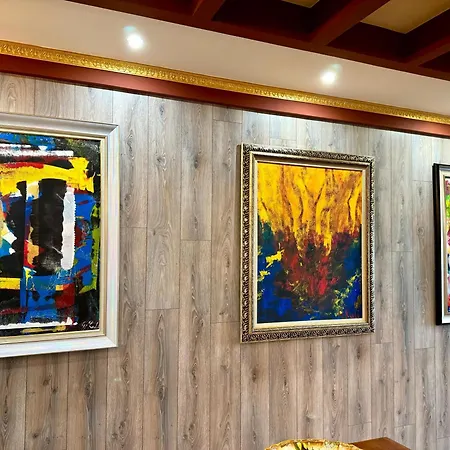 Apartment Gallery & Art Center *